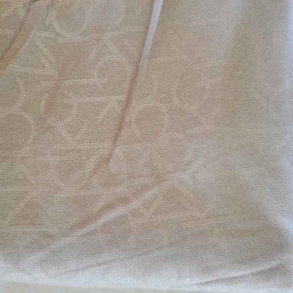 Calvin Klien Silky shawl/scarf nwt - Picture 2 of 4
